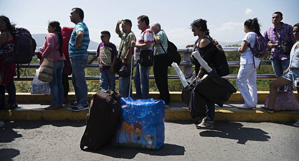 Venezolanos en el puente Simón Bolívar, el punto fronterizo más cercano a Cúcuta.